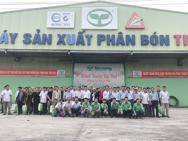 TIẾN NÔNG TỔ CHỨC CHƯƠNG TRÌNH THĂM QUAN NHÀ MÁY SẢN XUẤT PHÂN BÓN TIẾN NÔNG CHO HỘI NHÀ VƯỜN TỈNH HÀ NAM1