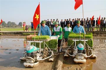 Đồng chí Phó Bí thư Thường trực Tỉnh ủy Đỗ Trọng Hưng dự Lễ xuống đồng ra quân sản xuất đầu năm 2017 tại Thọ Xuân